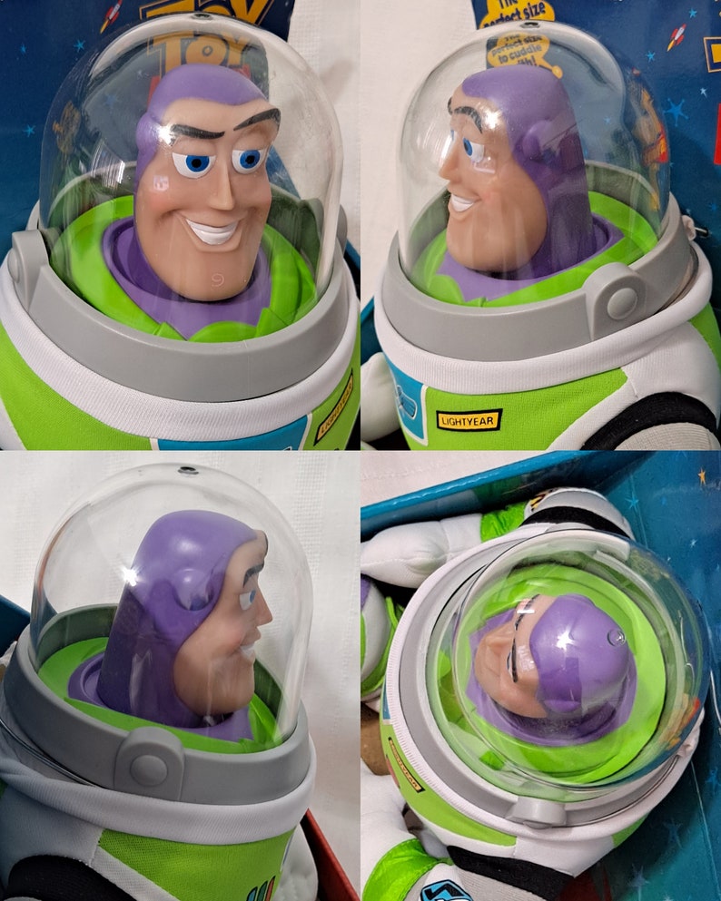 K&ouml;nnte beinhalten: Ein Pl&uuml;schtier von Buzz Lightyear aus der Toy Story-Reihe. Das Spielzeug tr&auml;gt einen gr&uuml;n-wei&szlig;en Raumanzug mit einer durchsichtigen Plastikkuppel &uuml;ber dem Kopf. Das Spielzeug sitzt mit ausgestreckten Armen. Das Spielzeug ist auf der Vorderseite seines Anzugs mit "LIGHTYEAR" beschriftet.