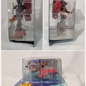 Pode incluir: Uma embalagem de pl&aacute;stico contendo uma figura de a&ccedil;&atilde;o vermelha e marrom de Buzz Lightyear da franquia de filmes Toy Story. A figura est&aacute; em uma pose espacial com um fundo azul e verde. A embalagem inclui o texto "Aqua Action" e "Toy Story".