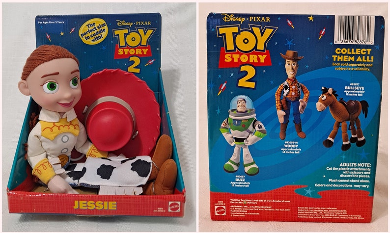 K&ouml;nnte beinhalten: Eine Pl&uuml;schpuppe von Jessie aus Toy Story 2, die einen roten Hut und ein Cowgirl-Outfit tr&auml;gt. Die Puppe sitzt auf einem blauen und gr&uuml;nen Karton mit dem Toy Story 2-Logo. Die Schachtel enth&auml;lt auch einen roten Hut und ein Paar braune Stiefel.