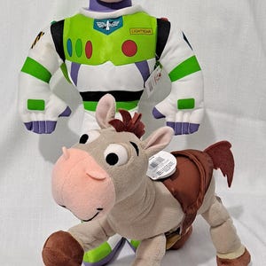 Vintage Nuevo con etiquetas Disney Pixar Toy Story Tamaño básico Buzz Lightyear Disney Store o muñeco de peluche articulado Bullseye the Horse Exclusivo del parque imagen 1