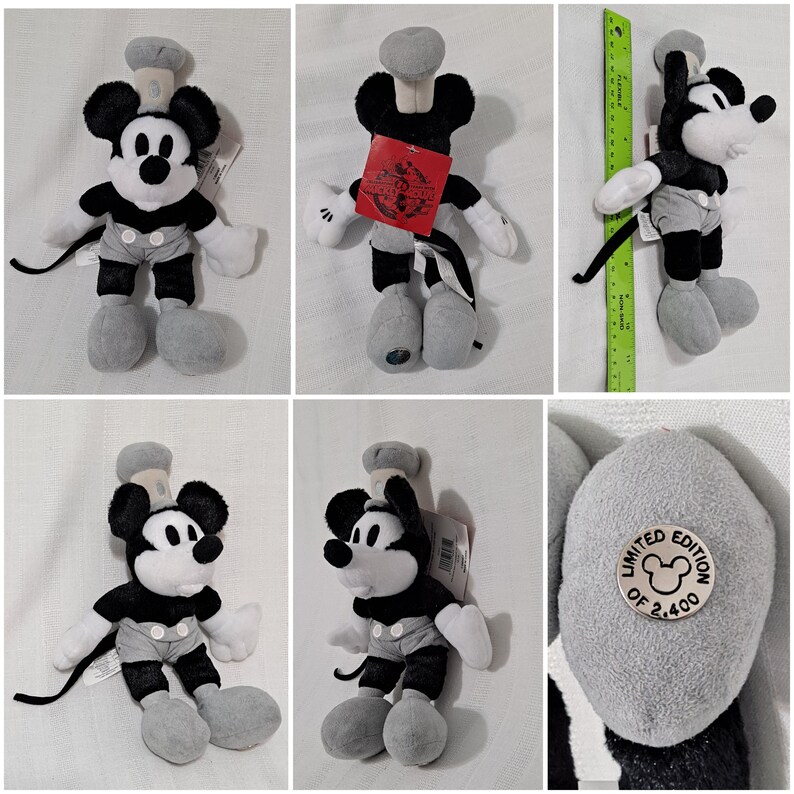 Op de afbeelding: Een zwart-wit pluche Mickey Mouse speelgoed met een matrozenpet. Het speelgoed is een limited edition en is genummerd 2.400. Het speelgoed ligt op een wit oppervlak.
