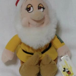 Retired New with Tags Snow White Seven Dwarfs Christmas Santa Hat Bashful Disney World Resort Plush Doll NWT