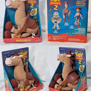 K&ouml;nnte beinhalten: Ein braunes Pl&uuml;schpferd mit Sattel, beschriftet mit "Bullseye" aus dem Disney Pixar Film Toy Story 2. Das Spielzeug ist in einer rot-wei&szlig;-blauen Schachtel mit dem Toy Story 2 Logo verpackt.