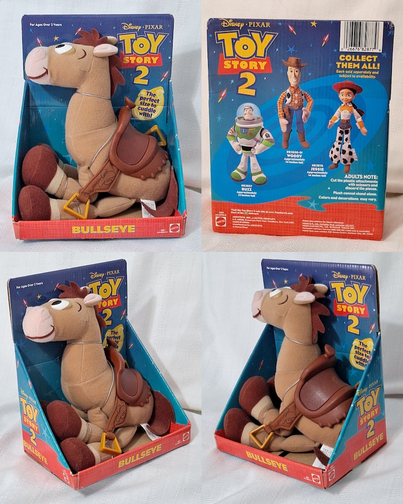 K&ouml;nnte beinhalten: Ein braunes Pl&uuml;schpferd mit Sattel, beschriftet mit "Bullseye" aus dem Disney Pixar Film Toy Story 2. Das Spielzeug ist in einer rot-wei&szlig;-blauen Schachtel mit dem Toy Story 2 Logo verpackt.