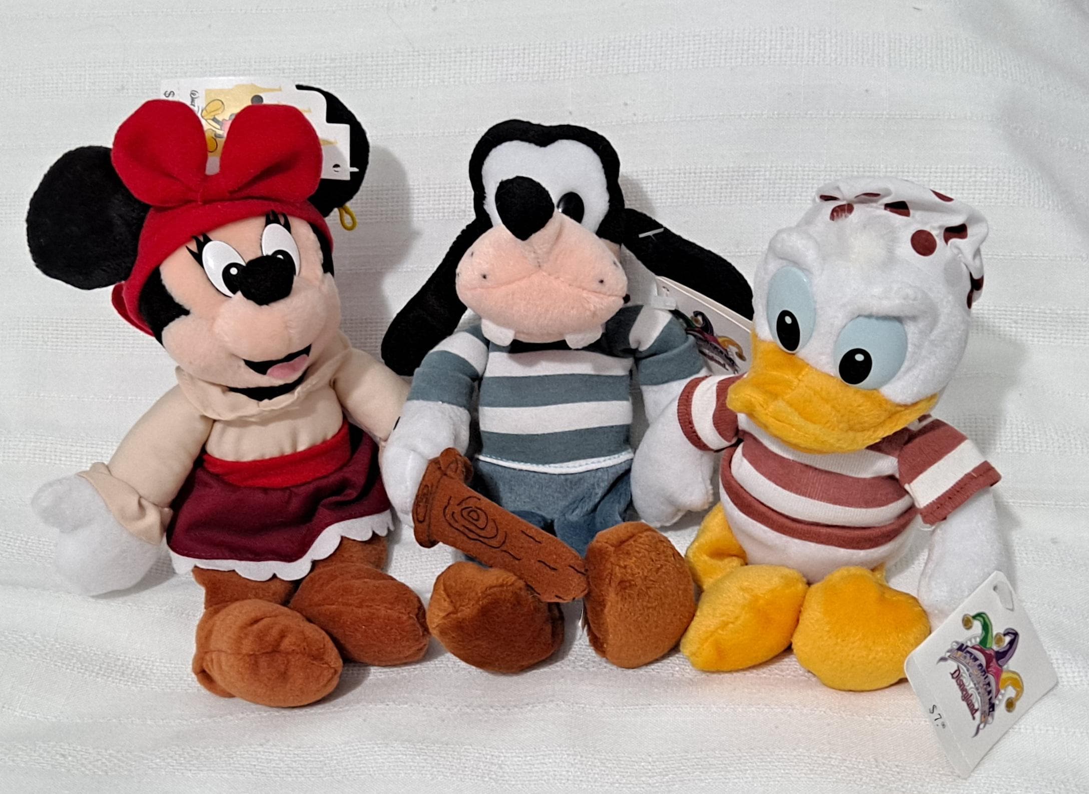 Disney World Disneyland Pirates Minnie Mouse Donald Duck Goofy