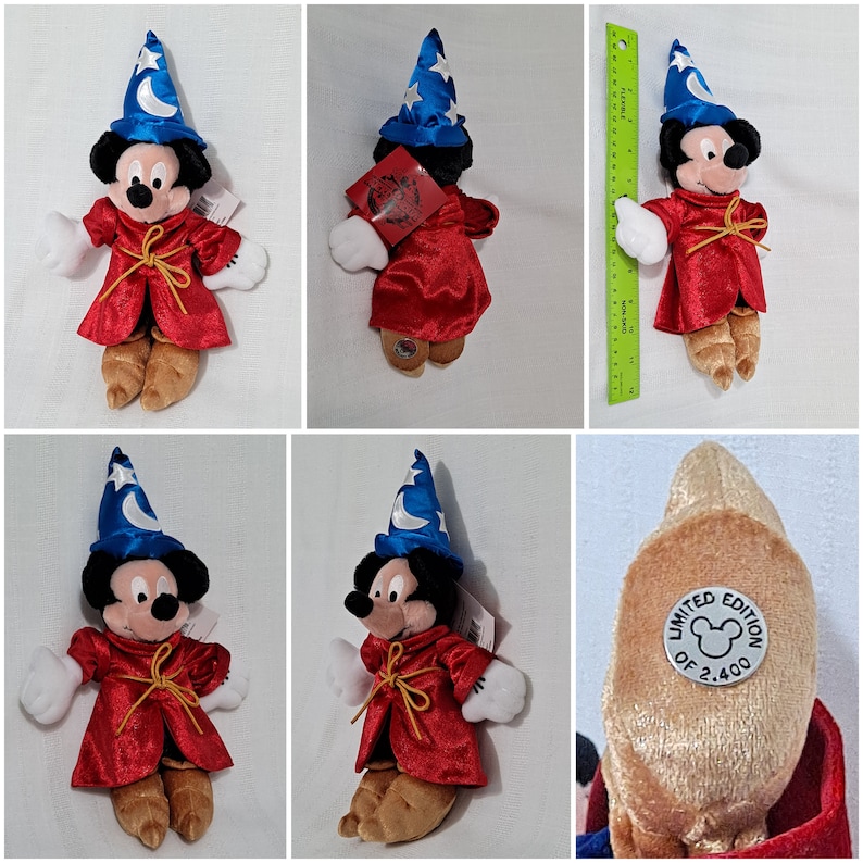 Op de afbeelding: Een rode en gouden pluche Mickey Mouse verkleed als tovenaar. Hij draagt een blauwe en zilveren punthoed met een halve maan erop. De pluche is een limited edition van 2.400.