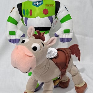 Vintage Nuevo con etiquetas Disney Pixar Toy Story Tamaño básico Buzz Lightyear Disney Store o muñeco de peluche articulado Bullseye the Horse Exclusivo del parque imagen 2