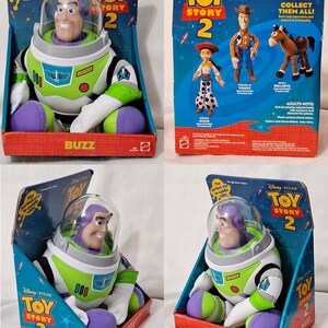 K&ouml;nnte beinhalten: Pl&uuml;schfigur Buzz Lightyear aus dem Disney Pixar Film Toy Story 2. Die Pl&uuml;schfigur sitzt mit gekreuzten Armen und tr&auml;gt einen gr&uuml;n-wei&szlig;en Raumanzug mit einem violetten Helm. Das Spielzeug ist in einer Schachtel mit dem Toy Story 2 Logo und den Worten "Sammle sie alle!" auf der R&uuml;ckseite verpackt.