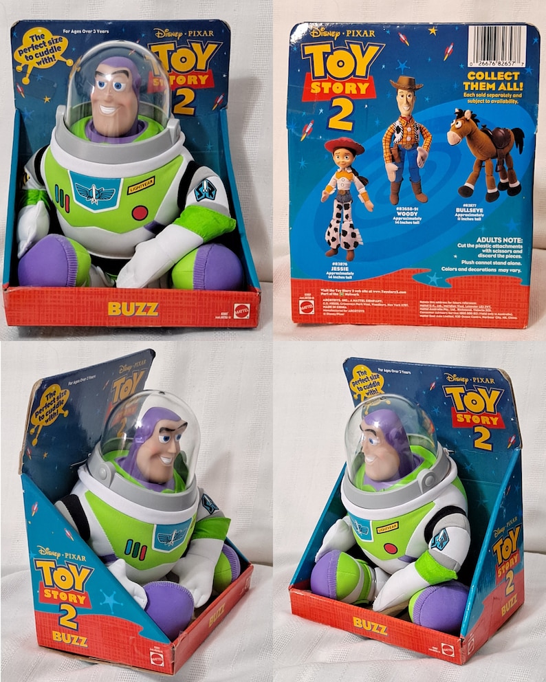 K&ouml;nnte beinhalten: Pl&uuml;schfigur Buzz Lightyear aus dem Disney Pixar Film Toy Story 2. Die Pl&uuml;schfigur sitzt mit gekreuzten Armen und tr&auml;gt einen gr&uuml;n-wei&szlig;en Raumanzug mit einem violetten Helm. Das Spielzeug ist in einer Schachtel mit dem Toy Story 2 Logo und den Worten "Sammle sie alle!" auf der R&uuml;ckseite verpackt.