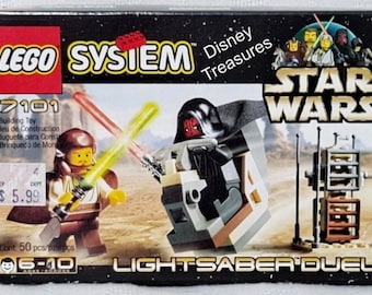 Può includere: Set LEGO Star Wars Lightsaber Duel con Darth Vader e un cavaliere Jedi. Il set include una piccola piattaforma per Darth Vader e un palo di allenamento per il duello con la spada laser. La scatola è rossa, nera e dorata con il logo LEGO e il logo di Star Wars.