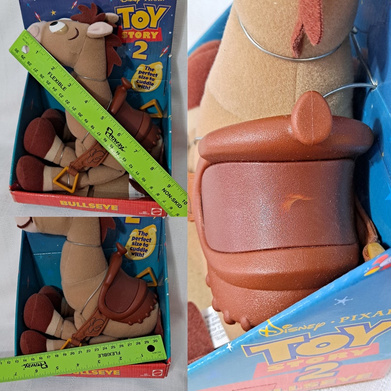 K&ouml;nnte beinhalten: Ein Pl&uuml;schpferd aus braunem Stoff mit Sattel und brauner M&auml;hne. Das Spielzeug ist mit "Bullseye" beschriftet und stammt aus dem Disney Pixar Film Toy Story 2. Das Spielzeug ist in einer blauen und wei&szlig;en Schachtel mit dem Toy Story 2 Logo verpackt.