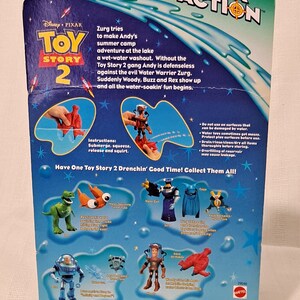 Pode incluir: Figuras de a&ccedil;&atilde;o Toy Story 2 Aqua Action, incluindo Woody, Buzz Lightyear, Rex e Zurg. Cada figura tem uma fun&ccedil;&atilde;o de jato de &aacute;gua. A parte de tr&aacute;s da embalagem mostra os personagens e suas fun&ccedil;&otilde;es de jato de &aacute;gua. A embalagem &eacute; azul e verde com estrelas.
