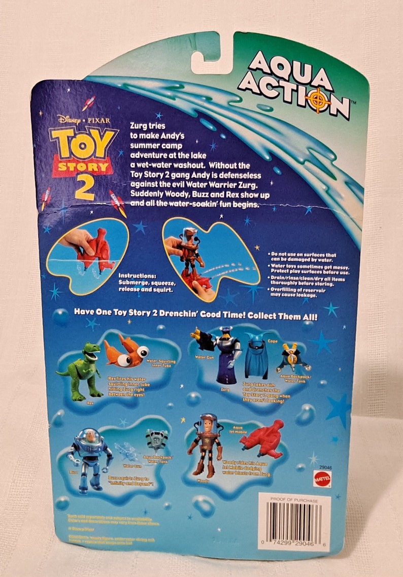 Pode incluir: Figuras de a&ccedil;&atilde;o Toy Story 2 Aqua Action, incluindo Woody, Buzz Lightyear, Rex e Zurg. Cada figura tem uma fun&ccedil;&atilde;o de jato de &aacute;gua. A parte de tr&aacute;s da embalagem mostra os personagens e suas fun&ccedil;&otilde;es de jato de &aacute;gua. A embalagem &eacute; azul e verde com estrelas.