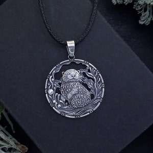 Oxidierte Silber Otter Anhänger. Detailreiche Halskette mit Otter und Meerespflanzen. Geist Anima. Unisex Geschenk für Tier- und Fantasy-Schmuckliebhaber.