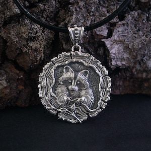Racoon pendant in oxidized solid sterling silver. Racoon jewelry. Racoon totem necklace. Woodland. Forest animal jewelry. Unisex spirit gift