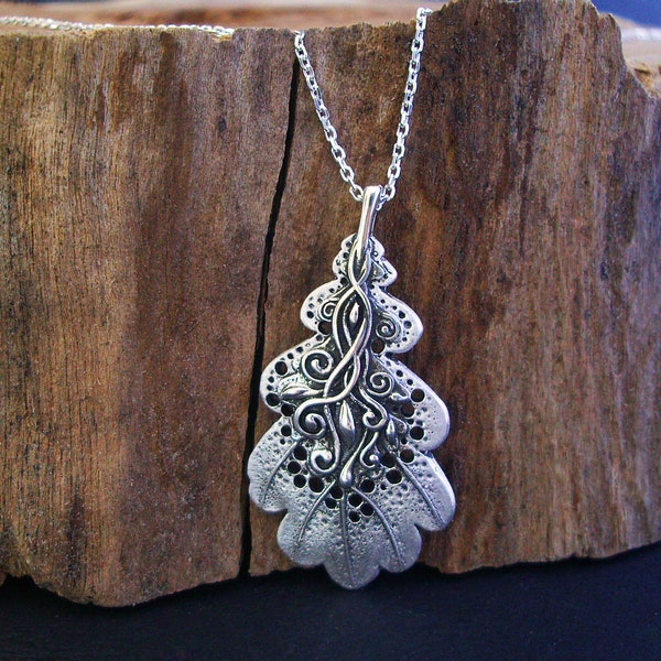 Oak leaf necklace in silver. Oxidized silver leaf. Dainty leaf pendant necklace. Silver chain. Elven leaf jewelry. 925 everyday necklace