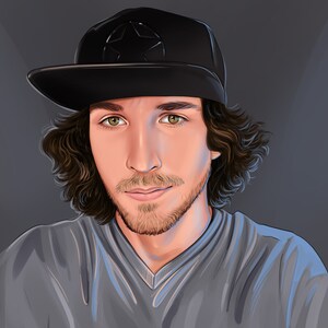 Puede incluir: Un retrato de una persona con cabello casta&ntilde;o que lleva una gorra de b&eacute;isbol negra con una estrella y una camiseta gris de cuello en V.