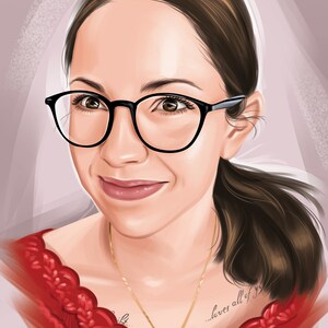 Puede incluir: Un retrato de una mujer con cabello casta&ntilde;o que lleva gafas con montura negra y un top rojo con un collar de cadena dorada. La mujer tiene un tatuaje en el pecho que dice "...loves all of you".