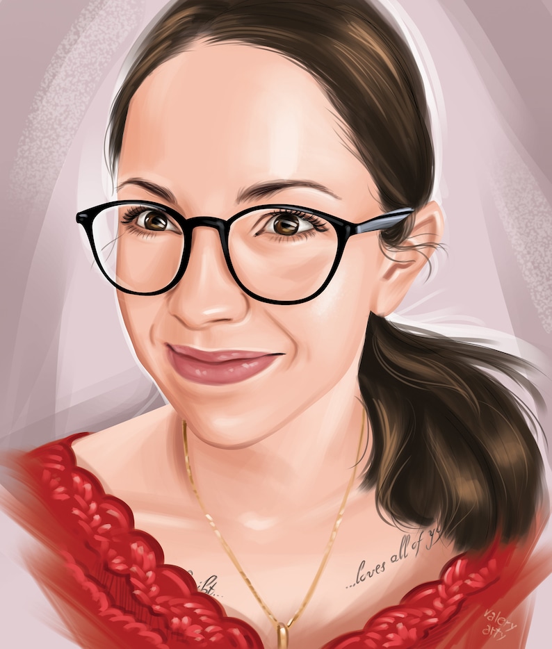 Puede incluir: Un retrato de una mujer con cabello casta&ntilde;o que lleva gafas con montura negra y un top rojo con un collar de cadena dorada. La mujer tiene un tatuaje en el pecho que dice "...loves all of you".