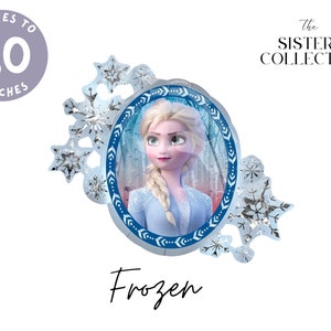 Pu&ograve; includere: Un palloncino in alluminio di forma ovale con Elsa di Frozen, circondato da fiocchi di neve argentati. Il palloncino &egrave; indicato per gonfiarsi fino a 76 cm. Il testo "The Sisters Collective" e "Frozen" appaiono nell'immagine con il palloncino.
