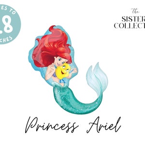 Puede incluir: Un globo de aluminio con forma de la princesa Ariel de pelo rojo largo, sosteniendo un pez Flounder amarillo, con una cola turquesa brillante y aletas azul claro. El globo se infla hasta 71 cm. El texto incluye The Sisters Collective y Princess Ariel.