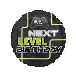 Op de afbeelding: Een ronde folieballon met een zwarte achtergrond met een subtiel pixelpatroon en neon-groene circuitlijnen. De tekst NEXT LEVEL BIRTHDAY staat in het midden gedrukt, vergezeld van een afbeelding van een zwarte videogamecontroller.