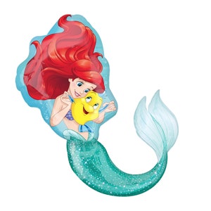Puede incluir: Un globo de aluminio con forma de sirena de largo cabello rojo y cola de color verde azulado brillante, que sostiene un peque&ntilde;o pez amarillo con aletas azules. El personaje tiene piel clara, ojos azules y un top de conchas de color morado.