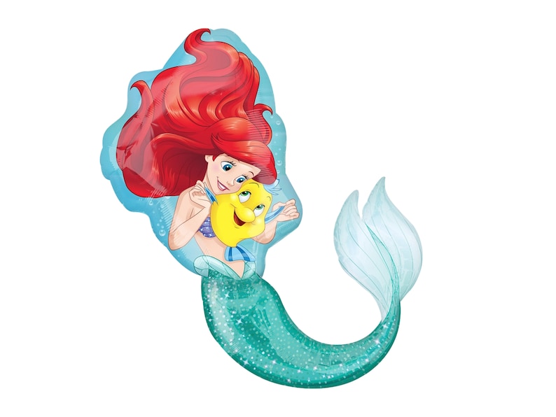 Puede incluir: Un globo de aluminio con forma de sirena de largo cabello rojo y cola de color verde azulado brillante, que sostiene un peque&ntilde;o pez amarillo con aletas azules. El personaje tiene piel clara, ojos azules y un top de conchas de color morado.