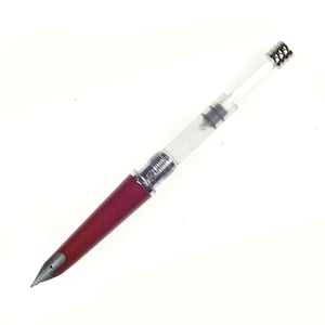 Peut inclure: Un stylo plume bordeaux avec un corps cylindrique transparent et une plume argentée. Le stylo a un capuchon argenté et un mécanisme à vis. Le stylo est conçu pour l'écriture et le dessin.