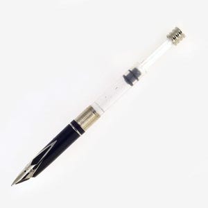 Op de afbeelding: Een vulpen met een zwarte penhouder en zilveren accenten. De pen heeft een transparant gedeelte en een zilveren penpunt. De pen staat diagonaal tegen een witte achtergrond.