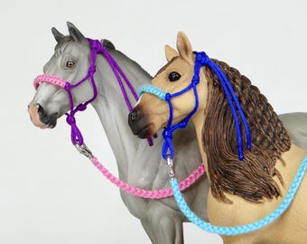 Handgefertigte Schleich CollectA Papo etc 1:24 Hexenhalfter mit geflochtenem Reithalfter + Leine Modell Pferd *Farben wählbar*