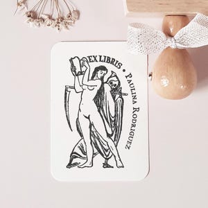 Placa con sello de biblioteca para leer, idea de regalo para amantes de los libros, regalo de libro, placa personalizada, diseño personalizado, juego de sellos de biblioteca, La dama contra la muerte