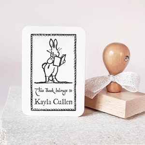 Buchliebhaber Geschenk zum Lesen Buchgeschenk aus der Bibliothek Exlibris Personalisiertes Lesegeschenk Buchsammler Geschenkkorb Buchzubehör Set