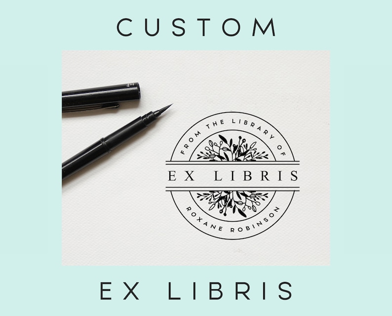 JUST REFINE® Exlibris Stempel Personalisiert - Buch Stempel 'From The Library Of' - Individuell Mit Deinem Namen (Design 8, 40mm