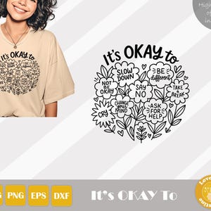 Może przedstawiać: Beżowa koszulka z napisem "It's OKAY to" i kwiatowym wzorem zawierającym pozytywne afirmacje. Projekt zawiera zwroty takie jak "Zwolnij", "Bądź inny" i "Poproś o pomoc". Obraz zawiera również ikony typu pliku SVG, PNG, EPS i DXF.