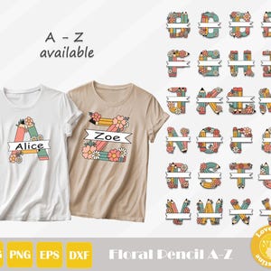 以下が含まれることがあります： 白とベージュの2枚のTシャツには、文字「A」と「Z」のフローラル鉛筆のデザインが施されています。白いシャツにはバナーに「アリス」と書かれており、ベージュのシャツには「ゾーイ」と書かれています。画像には同様のデザインのアルファベットも表示されています。