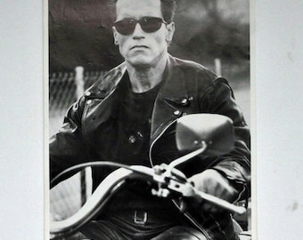 Grande affiche du film Terminator 2 de 1991 : Arnold Schwarzenegger, Linda Hamilton, Edward Furlong, film culte vintage noir et blanc