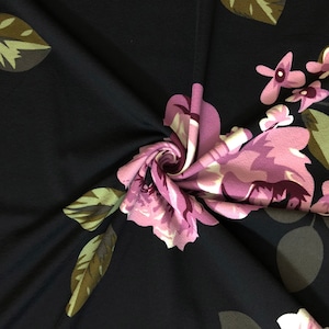 Tela estampada Liverpool Knit - Rosas de lavanda, malva y negro - LVPR315 - Se vende cortada a medida - Tela para ropa