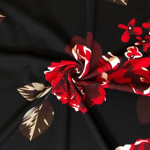 Tela estampada Liverpool Knit - Rosas negras, rojas y marfil - LVPR316 - Se vende cortada a medida - Tela para prendas de vestir