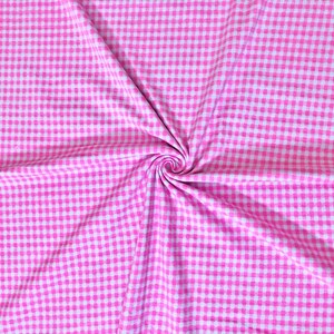 Könnte beinhalten: Nahaufnahme eines rosa-weiß karierten Stoffes mit sich wiederholendem Karomuster. Der Stoff ist spiralförmig zusammengefasst, wodurch die Textur und der Fall hervorgehoben werden. Geeignet für verschiedene Nähprojekte, hat der Stoff ein weiches, einladendes Aussehen.