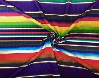 Könnte beinhalten: Gestreifter Stoff mit einem farbenfrohen mexikanischen Serape-Muster. Der Stoff ist eine Mischung aus Lila, Rot, Orange, Gelb, Grün, Blau, Weiß und Braun.