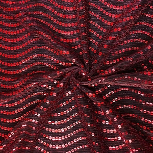 Lantejoulas vermelhas sobre tecido de malha preta – Poliéster metálico não elástico com 132 cm de largura | Tecido para trajes e roupas de dança por metro – Frete grátis (MHCSQ04)