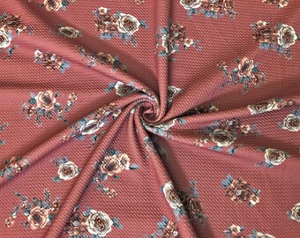 Tessuto a maglia Bullet testurizzato con motivo di rose vintage color terracotta, tagliato su misura.