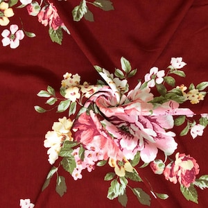 Rayon gekreukt bedrukte stof| Bourgondische roze bloemen |RCKPR05|Verkocht op maat gesneden