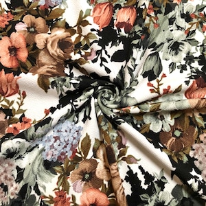 Tela estampada Liverpool Knit - Flores en tonos marfil, negro, marrón y óxido - LVPR007 - Se vende cortada a medida - Tela para prendas de vestir