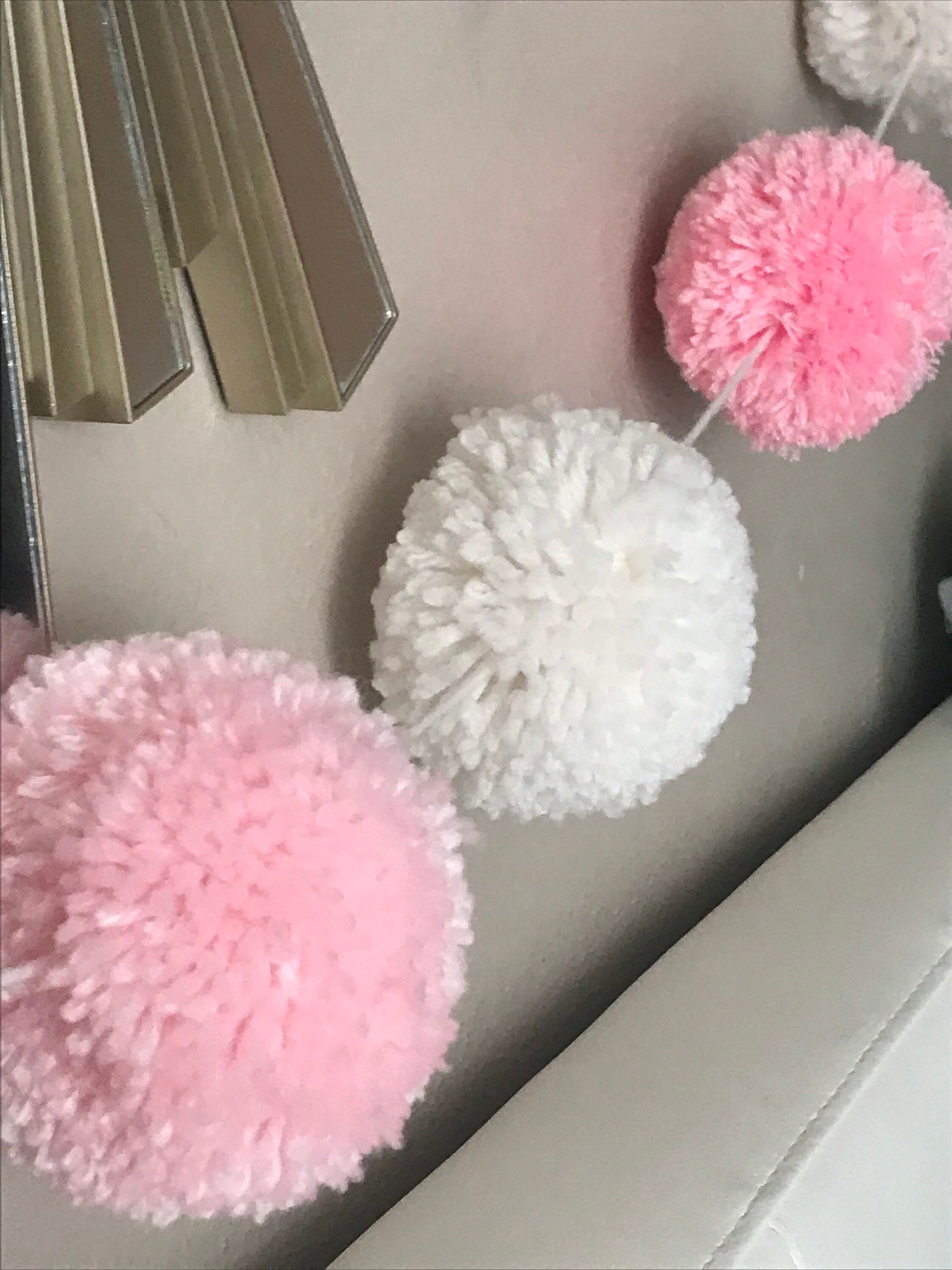 Medium Pink pompom garland Pink Pompoms Pink and White Etsy.de