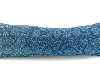 Almohada larga con estampado floral teñido en índigo y estilo antiguo japonés Boro Katazome
