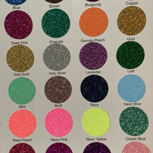 Pu&ograve; includere: Una tabella colori con varie tonalit&agrave; di glitter. La tabella include colori come blu, marrone, bordeaux, rame, rosa intenso, smeraldo, oro, lavanda, menta, blu navy, rosa neon e viola. Ogni colore &egrave; visualizzato in forma circolare.