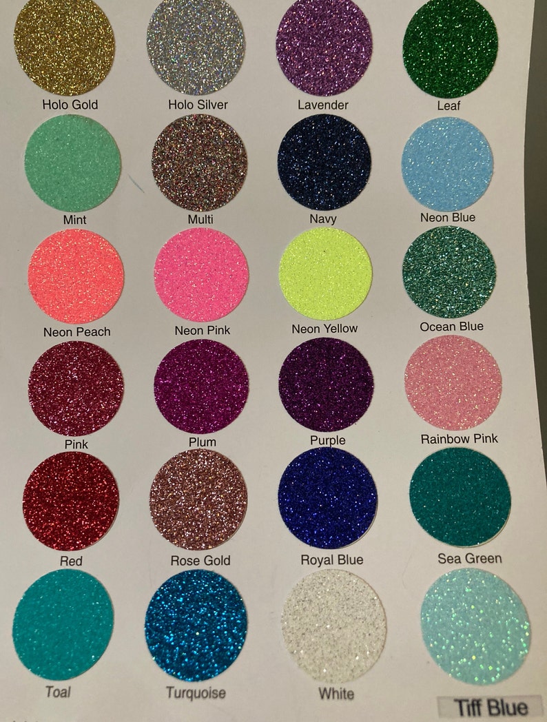 Pu&ograve; includere: Una tabella colori con 24 colori glitter, ciascuno in un campione circolare. I colori includono Holo Gold, Menta, Pesca Neon, Rosa, Rosso, Teal, Holo Argento, Multi, Rosa Neon, Prugna, Oro Rosa, Turchese, Lavanda, Blu Navy, Giallo Neon, Viola, Blu Reale, Bianco, Foglia, Blu Neon, Blu Oceano, Rosa Arcobaleno, Verde Mare e Tiff Blue.