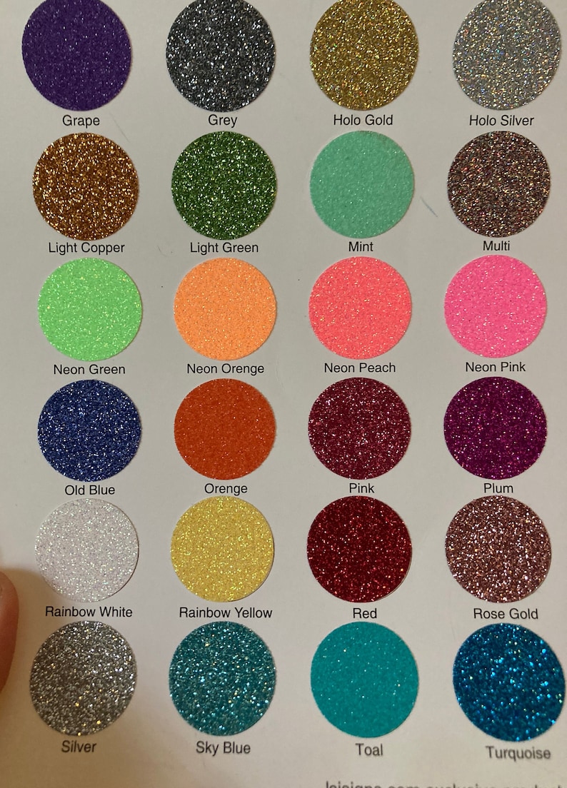 Pu&ograve; includere: Una tabella colori con campioni di glitter in vari colori, tra cui Grape, Grey, Holo Gold e Holo Silver. Altri colori includono Light Copper, Light Green, Mint e Multi. Sono presenti anche Neon Green, Neon Orange, Neon Peach e Neon Pink.